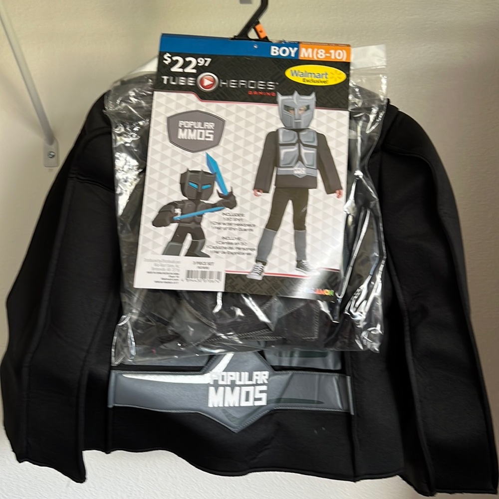 Tube Hero’s popular MMOS boys size M(8-10) 4piece costume used once